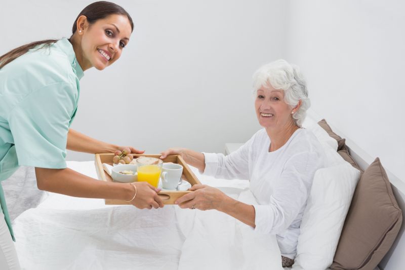 Verpleegster en vrouw ontbijt afbeelding